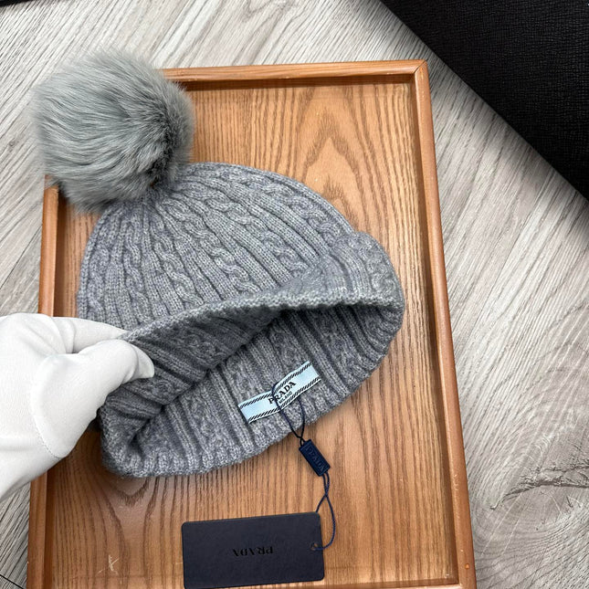 BEANIE HAT IN DOVE GRAY WOOL 352363