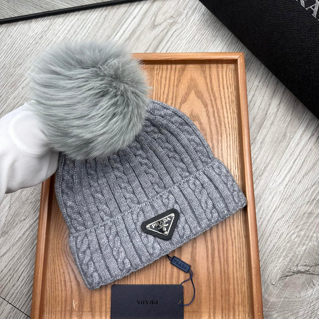 BEANIE HAT IN DOVE GRAY WOOL 352363