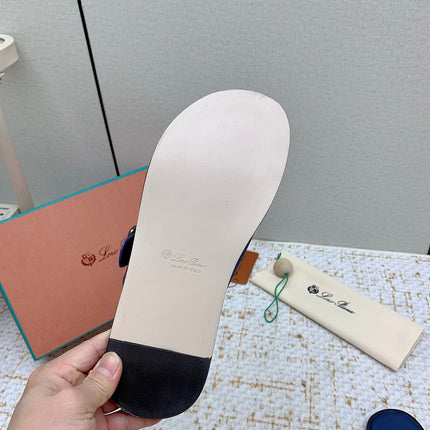 SANDALS IN CLASSIC BLUE CALFSKIN