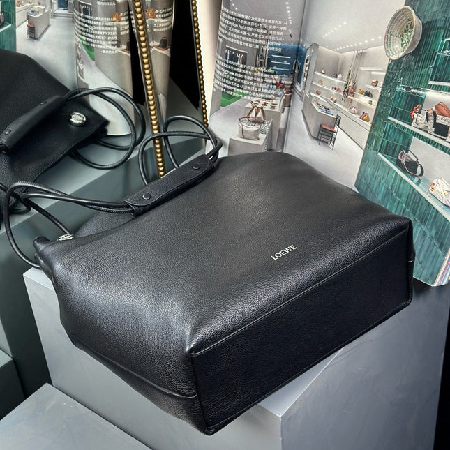 PEBBLE HOBO 40 IN BLACK SUPPLE GRAINED CALFSKIN