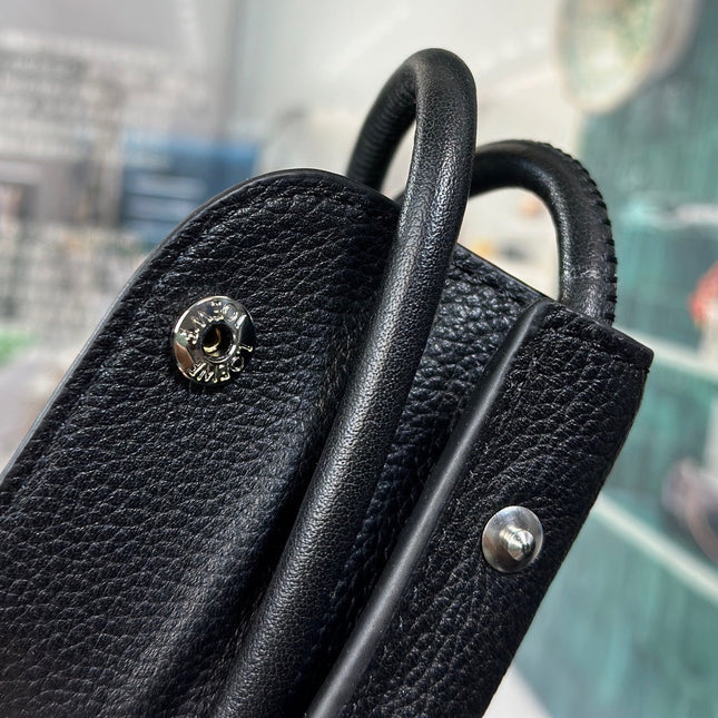 PEBBLE HOBO 40 IN BLACK SUPPLE GRAINED CALFSKIN