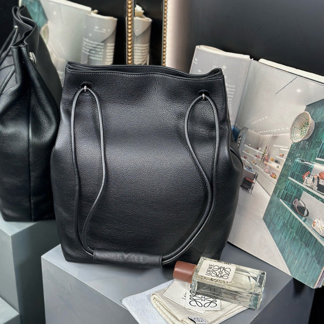 PEBBLE HOBO 40 IN BLACK SUPPLE GRAINED CALFSKIN