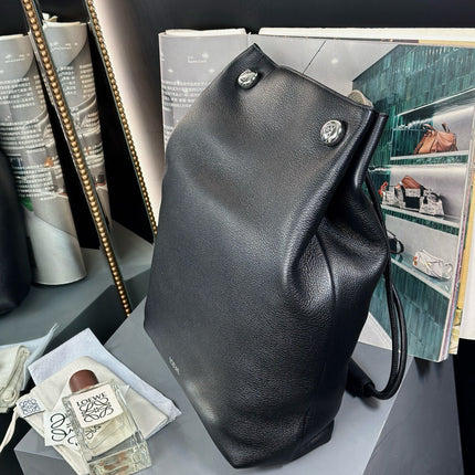 PEBBLE HOBO 40 IN BLACK SUPPLE GRAINED CALFSKIN