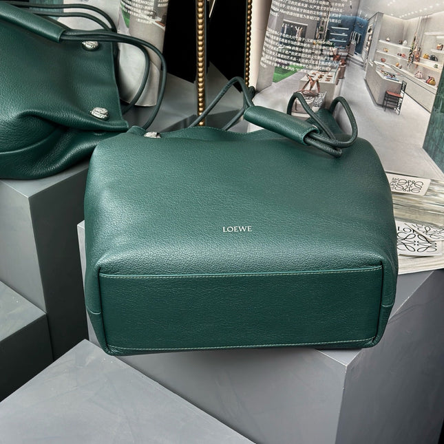 PEBBLE HOBO 40 IN GREEN FOREST SUPPLE GRAINED CALFSKIN