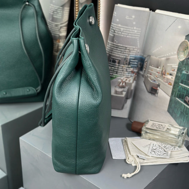 PEBBLE HOBO 40 IN GREEN FOREST SUPPLE GRAINED CALFSKIN