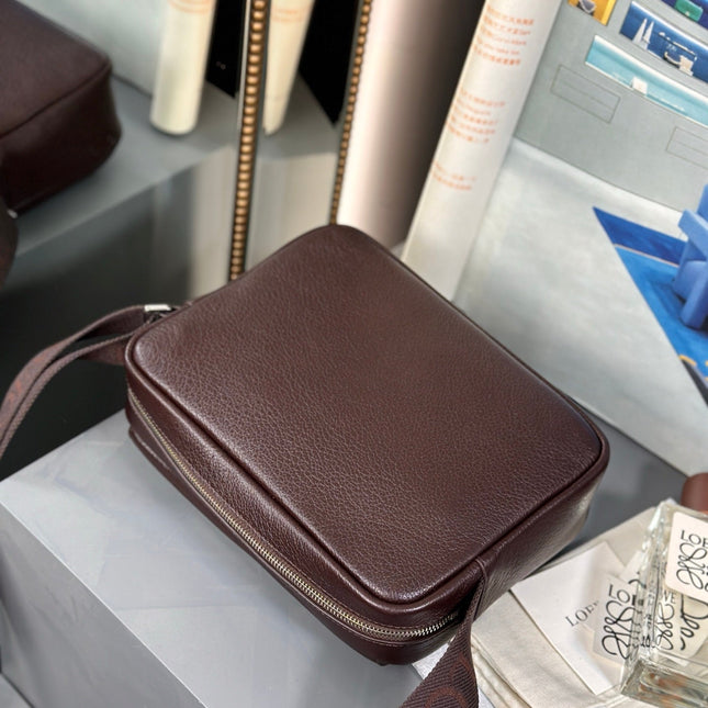 MEDIUM 23 PEBBLE MESSENGER BAG IN HICKORY BROWN SUPPLE GRAINED CALFSKIN