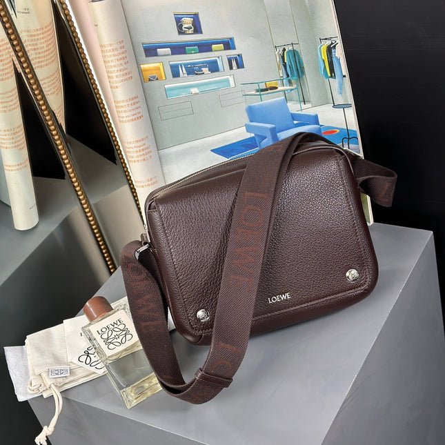 MEDIUM 23 PEBBLE MESSENGER BAG IN HICKORY BROWN SUPPLE GRAINED CALFSKIN