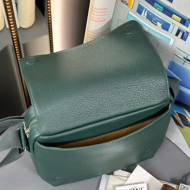 MEDIUM 23 PEBBLE MESSENGER BAG IN FOREST GREEN SUPPLE GRAINED CALFSKIN