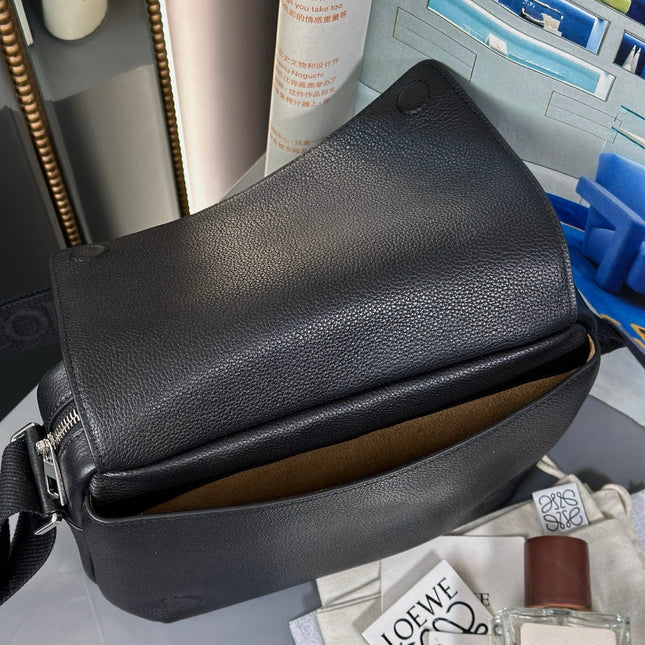 MEDIUM 23 PEBBLE MESSENGER BAG IN BLACK SUPPLE GRAINED CALFSKIN