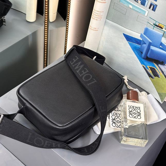 MEDIUM 23 PEBBLE MESSENGER BAG IN BLACK SUPPLE GRAINED CALFSKIN