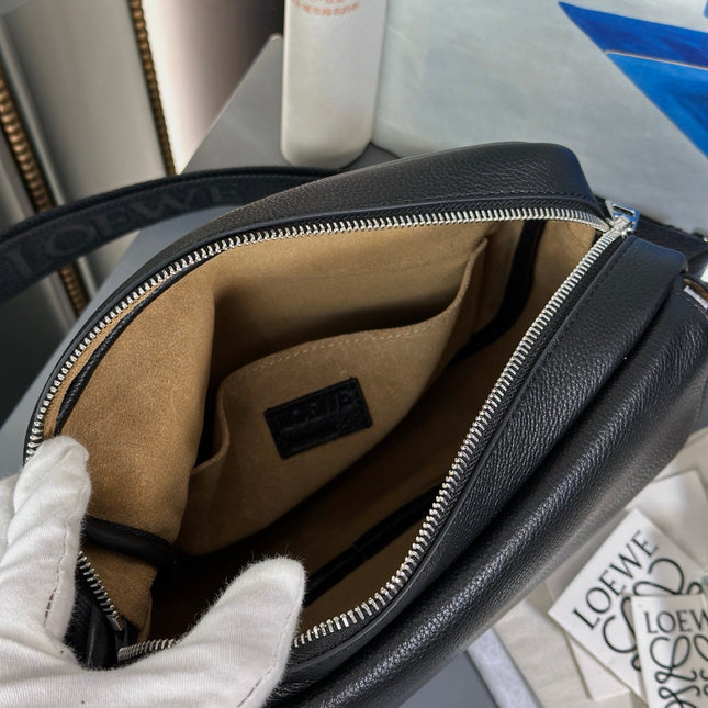 MEDIUM 23 PEBBLE MESSENGER BAG IN BLACK SUPPLE GRAINED CALFSKIN