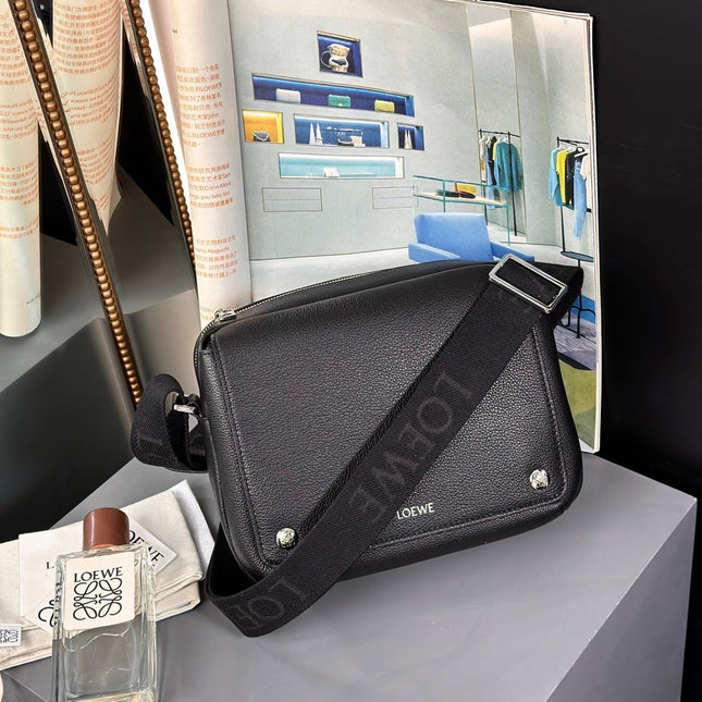 MEDIUM 23 PEBBLE MESSENGER BAG IN BLACK SUPPLE GRAINED CALFSKIN