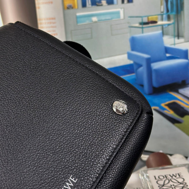 MEDIUM 23 PEBBLE MESSENGER BAG IN BLACK SUPPLE GRAINED CALFSKIN