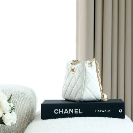 CHANEL 25S HOBO BAG 19.5 CM IN WHITE CALFSKIN WITH GOLD HARDWARE
