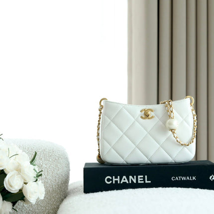 CHANEL 25S HOBO BAG 19.5 CM IN WHITE CALFSKIN WITH GOLD HARDWARE