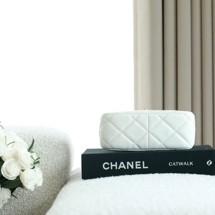 CHANEL 25S HOBO BAG 19.5 CM IN WHITE CALFSKIN WITH GOLD HARDWARE