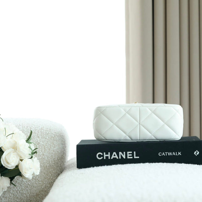 CHANEL 25S HOBO BAG 19.5 CM IN WHITE CALFSKIN WITH GOLD HARDWARE