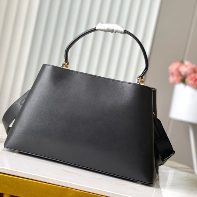 CAPUCINES SOUPLE GM 38 IN BLACK SMOOTH CALFSKIN GOLD HARDWARE