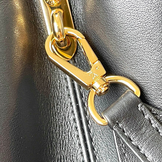 CAPUCINES SOUPLE GM 38 IN BLACK SMOOTH CALFSKIN GOLD HARDWARE