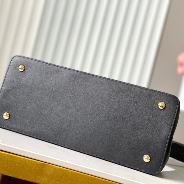 CAPUCINES SOUPLE GM 38 IN BLACK SMOOTH CALFSKIN GOLD HARDWARE