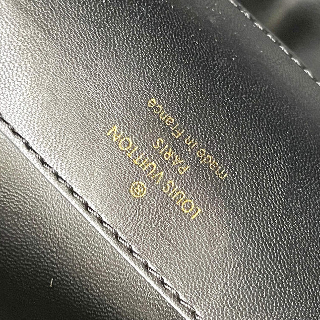 CAPUCINES SOUPLE GM 38 IN BLACK SMOOTH CALFSKIN GOLD HARDWARE