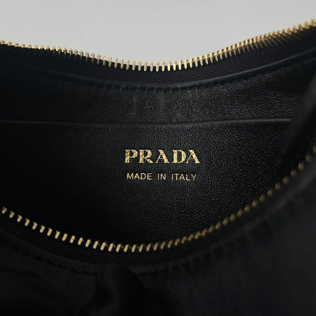 PRA ARQUÉ 22 SHOULDER BAG IN BLACK LEATHER