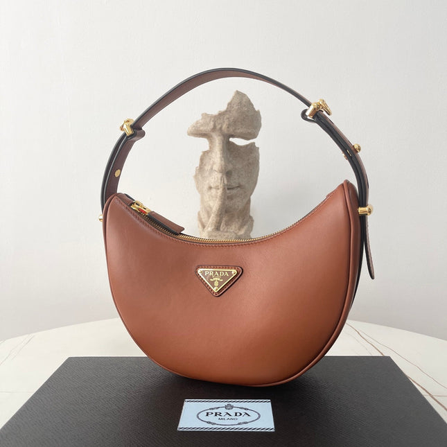 PRA ARQUÉ 22 SHOULDER BAG IN COGNAC BROWN LEATHER