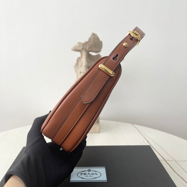 PRA ARQUÉ 22 SHOULDER BAG IN COGNAC BROWN LEATHER