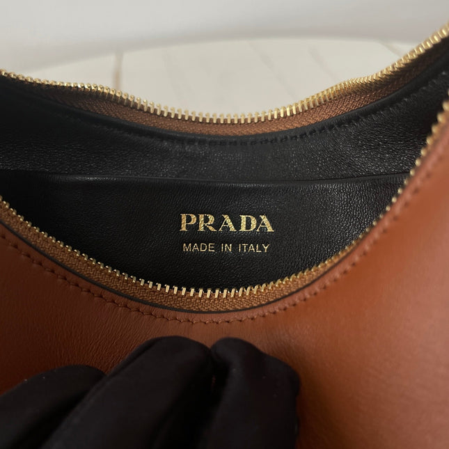 PRA ARQUÉ 22 SHOULDER BAG IN COGNAC BROWN LEATHER