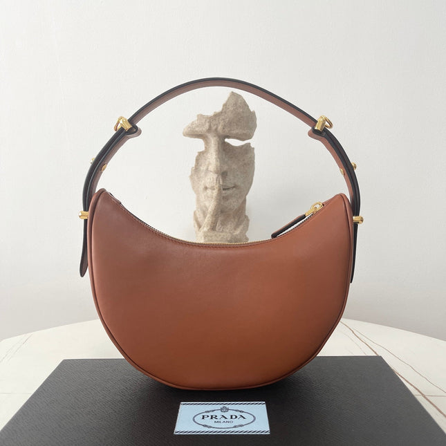 PRA ARQUÉ 22 SHOULDER BAG IN COGNAC BROWN LEATHER
