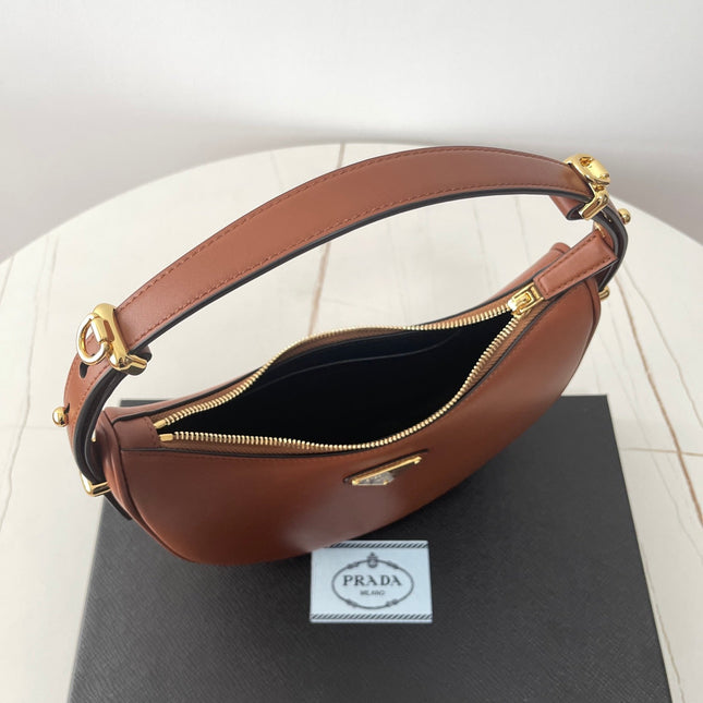 PRA ARQUÉ 22 SHOULDER BAG IN COGNAC BROWN LEATHER
