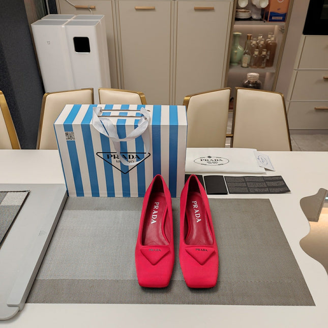 TRIANGLE LOGO PUMPS IN RED SATIN