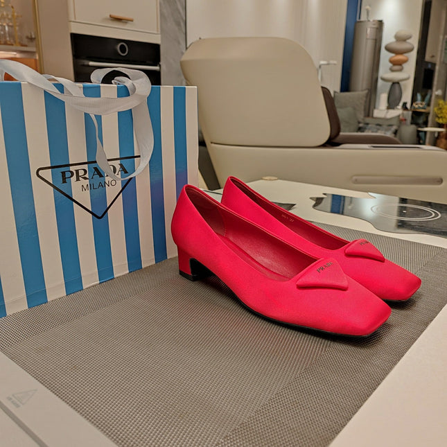 TRIANGLE LOGO PUMPS IN RED SATIN