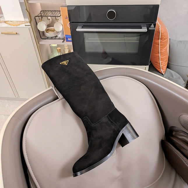 KNEE BOOTS WITH TRIANGLE LOGO IN BLACK SUEDE