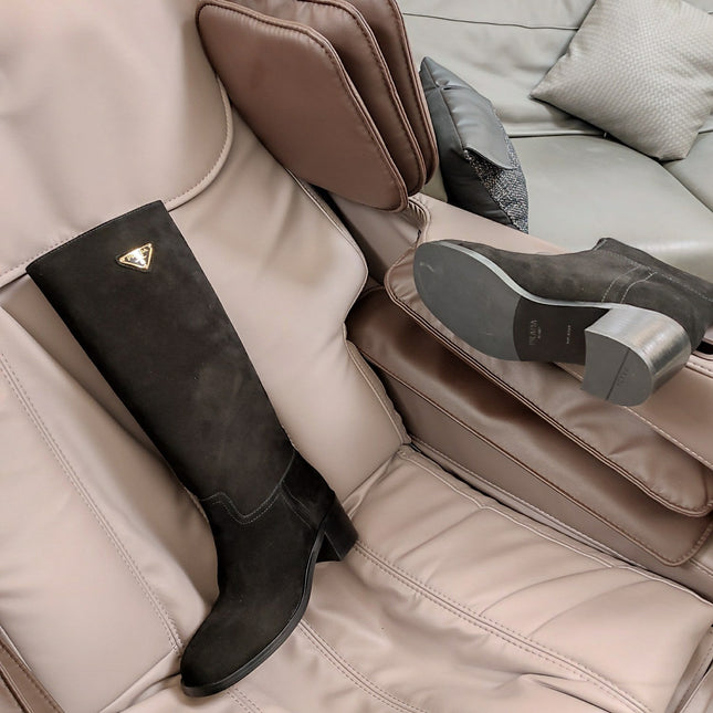 KNEE BOOTS WITH TRIANGLE LOGO IN BLACK SUEDE