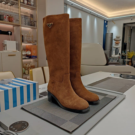 KNEE BOOTS WITH TRIANGLE LOGO IN CAMEL SUEDE