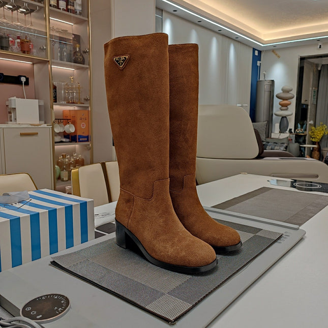 KNEE BOOTS WITH TRIANGLE LOGO IN CAMEL SUEDE