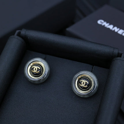 STUD EARRINGS IN GREY ACRYLIC AND BLACK CENTER WITH GOLD METAL DOUBLE C LOGO