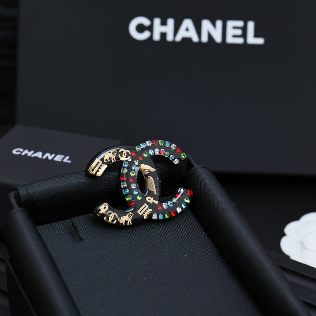 DOUBLE C BROOCH IN HAND-PAINTED ACRYLIC RESIN WITH COLORFUL STONE DESIGN