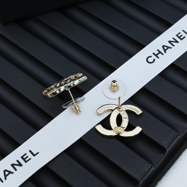 DOUBLE C STUD EARRINGS IN LIGHT GOLD METAL WITH MULTICOLOR CRYSTALS