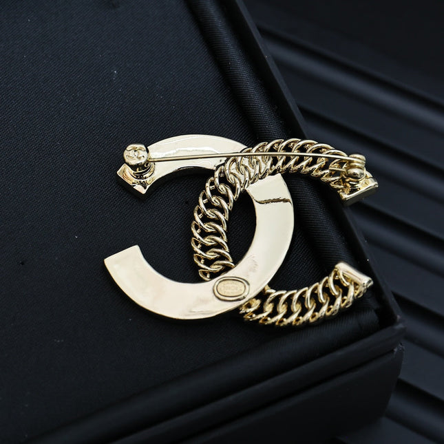 DOUBLE C CHAIN LETTER BROOCH IN GOLD METAL AND CRYSTAL EMBELLISHED EMBOSSED LOGO