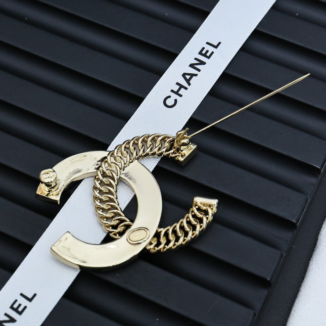 DOUBLE C CHAIN LETTER BROOCH IN GOLD METAL AND CRYSTAL EMBELLISHED EMBOSSED LOGO