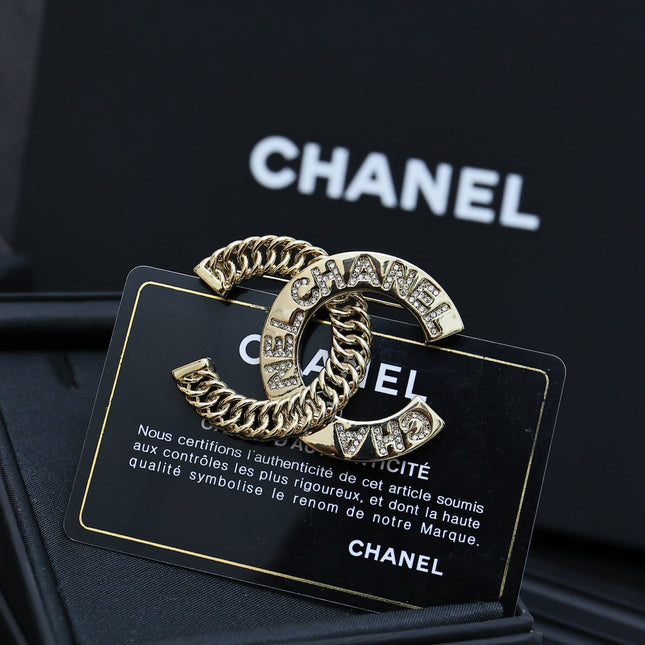 DOUBLE C CHAIN LETTER BROOCH IN GOLD METAL AND CRYSTAL EMBELLISHED EMBOSSED LOGO