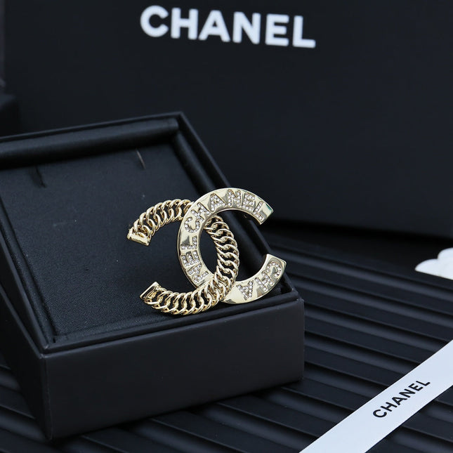 DOUBLE C CHAIN LETTER BROOCH IN GOLD METAL AND CRYSTAL EMBELLISHED EMBOSSED LOGO