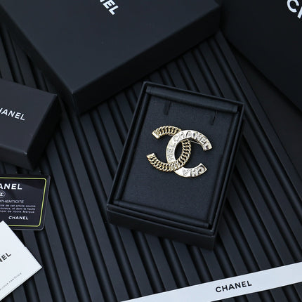 DOUBLE C CHAIN LETTER BROOCH IN GOLD METAL AND CRYSTAL EMBELLISHED EMBOSSED LOGO