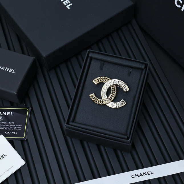 DOUBLE C CHAIN LETTER BROOCH IN GOLD METAL AND CRYSTAL EMBELLISHED EMBOSSED LOGO
