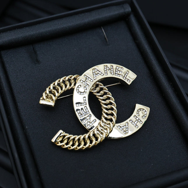 DOUBLE C CHAIN LETTER BROOCH IN GOLD METAL AND CRYSTAL EMBELLISHED EMBOSSED LOGO