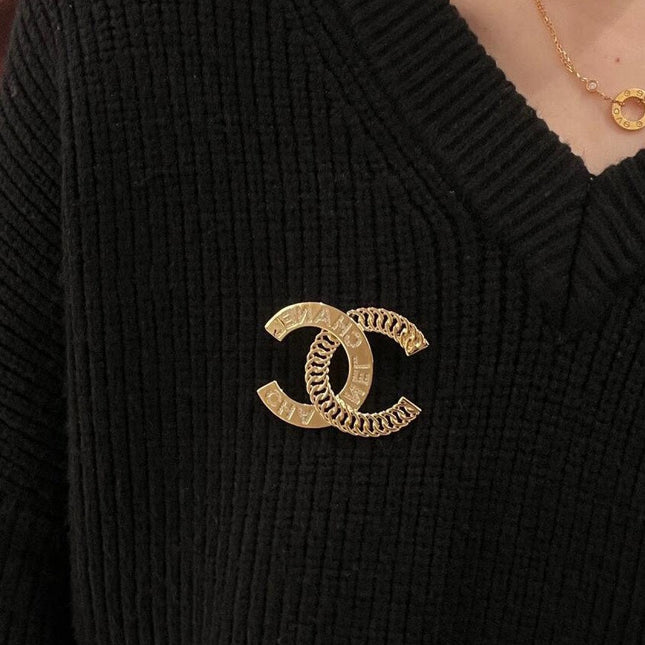 DOUBLE C CHAIN LETTER BROOCH IN GOLD METAL AND CRYSTAL EMBELLISHED EMBOSSED LOGO
