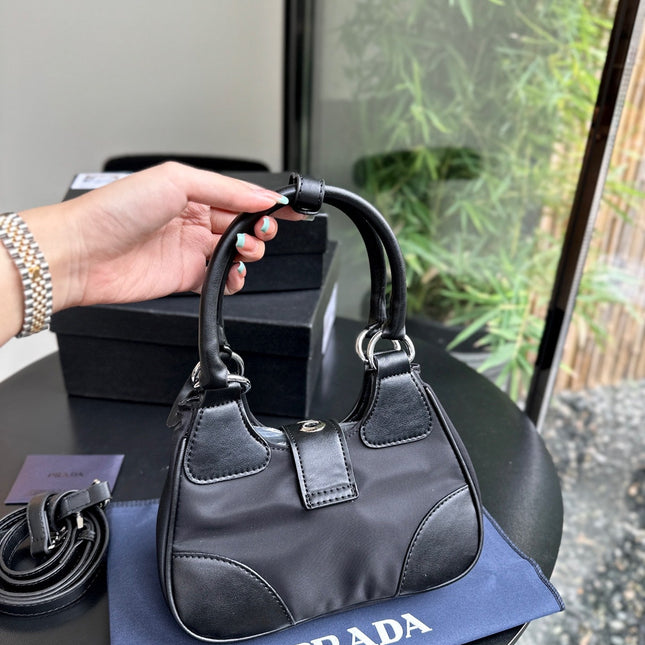 PRA 22 MOON PADDED BAG IN BLACK CALFSKIN WITH STRAP