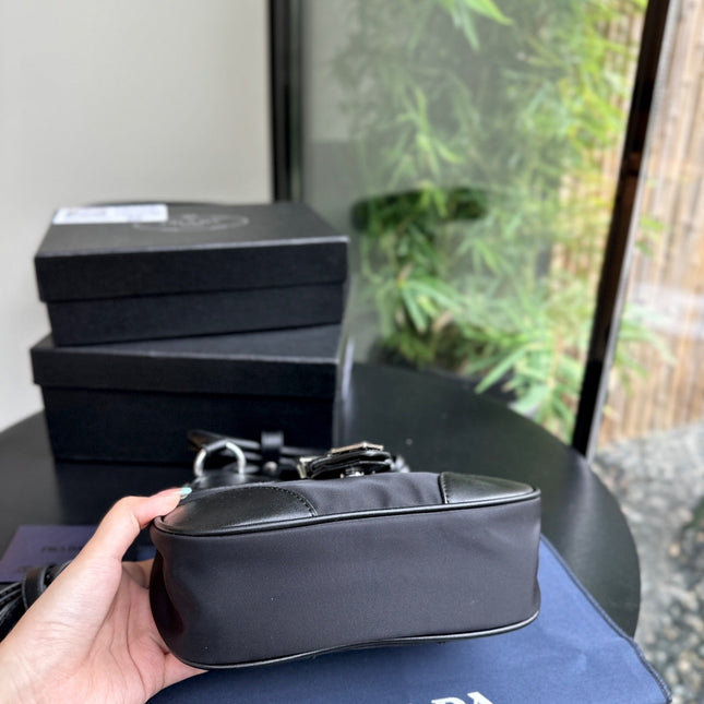 PRA 22 MOON PADDED BAG IN BLACK CALFSKIN WITH STRAP